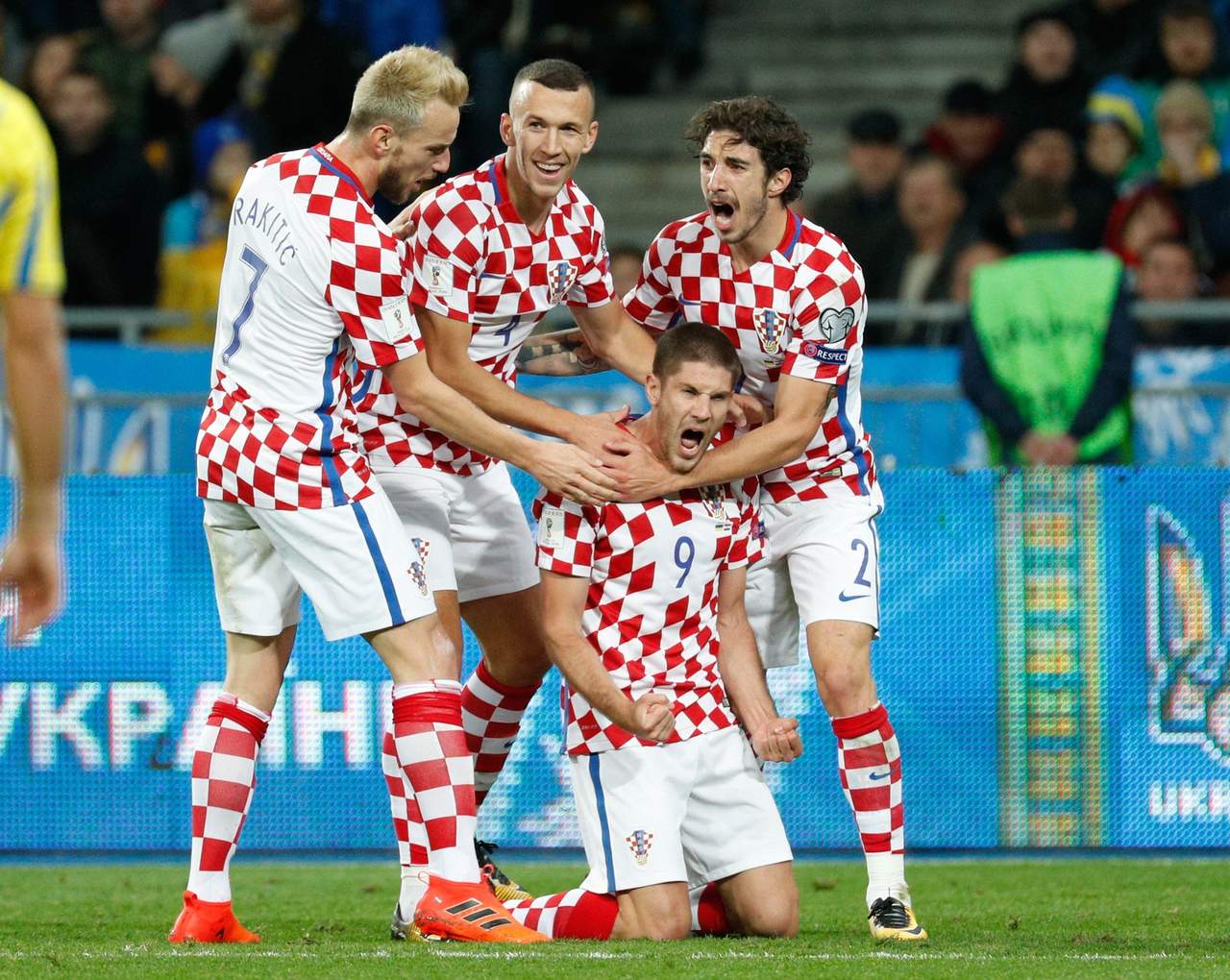Andrej Kramaric (9) anotó los dos tantos de Croacia en la victoria 2-0 sobre Ucrania. (EFE)