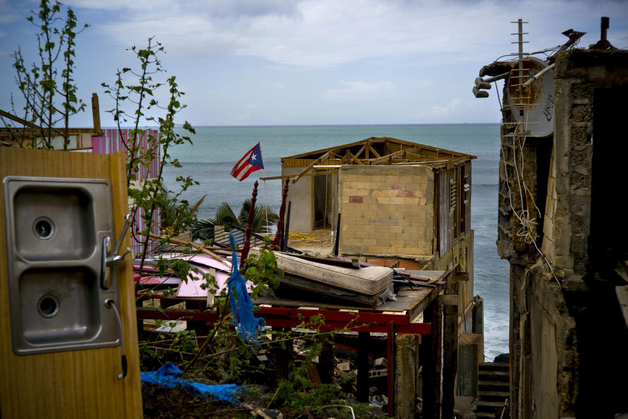 De hecho el turismo en todo Puerto Rico se ha detenido abruptamente y los únicos visitantes en La Perla desde la tormenta del 20 de septiembre han sido gente como empleados del Servicio Nacional de Parques de Estados Unidos que vienen a distribuir agua. (AP)