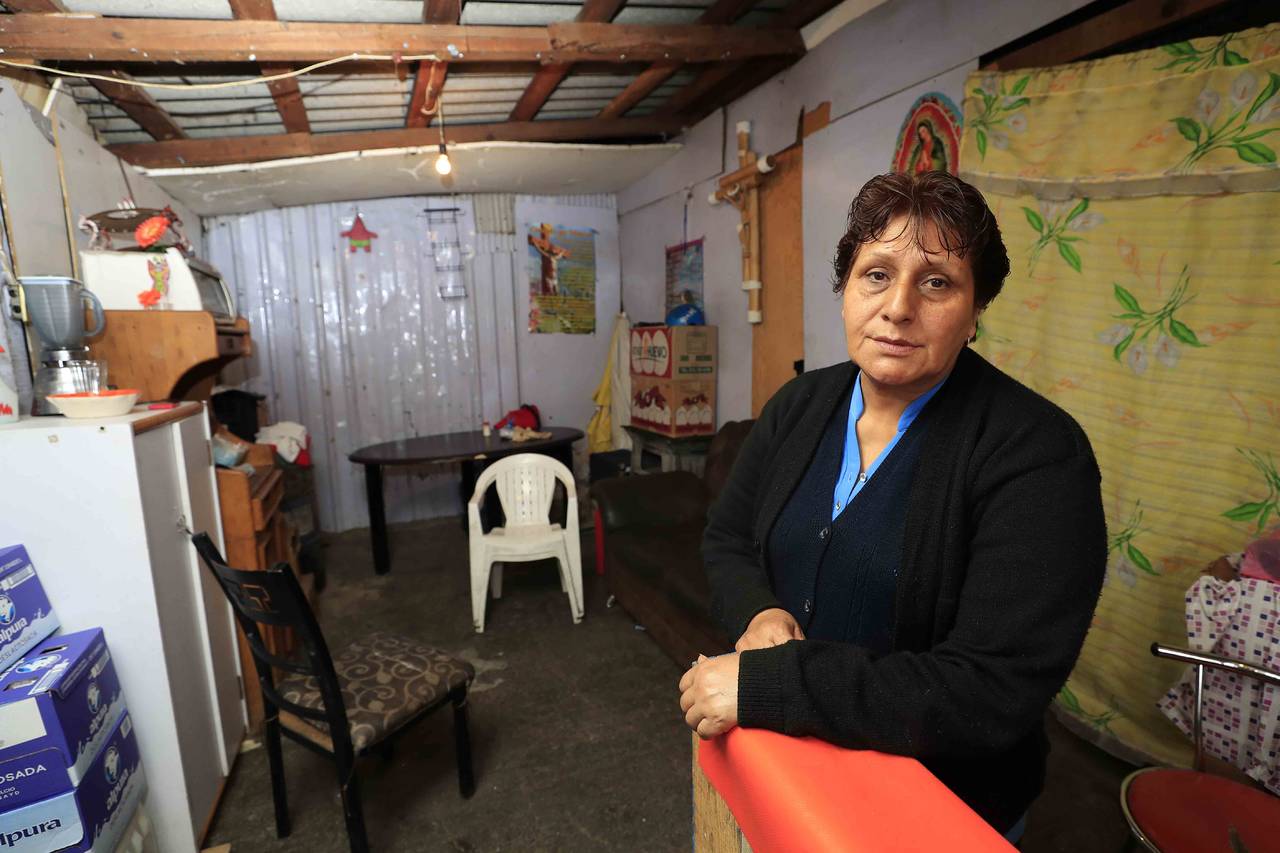 En espera. Sin un techo luego del sismo de 1985, Raquel Villegas, su esposo y ocho hijos fueron llevados a un refugio.  (EL UNIVERSAL) 