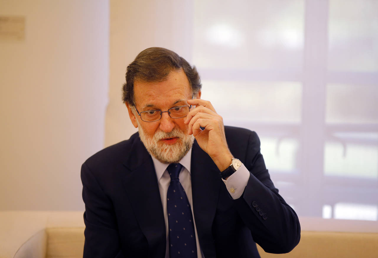 A la espera. El presidente del gobierno español Mariano Rajoy seguirá de cerca la sesión del Parlamento catalán. (AP)
