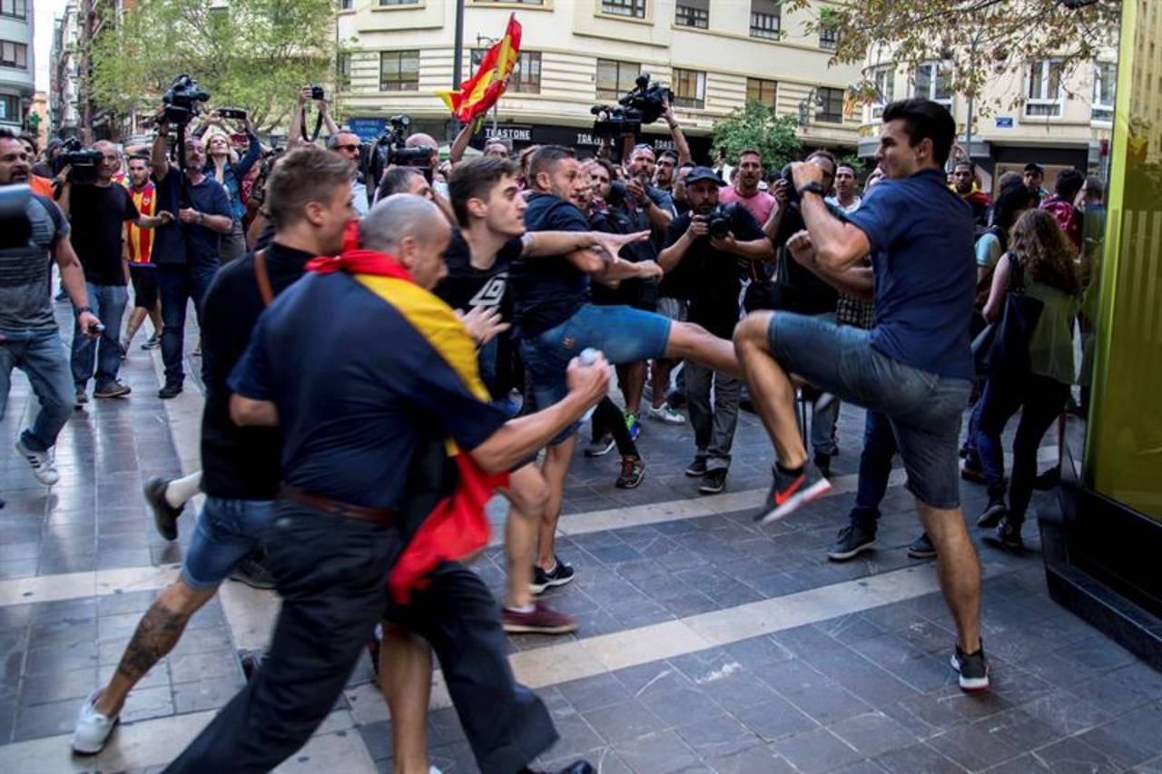 Agresiones. Los grupos ultraderechistas se enfrentaron a las personas que participaban en la marcha en Valencia. (ESPECIAL)