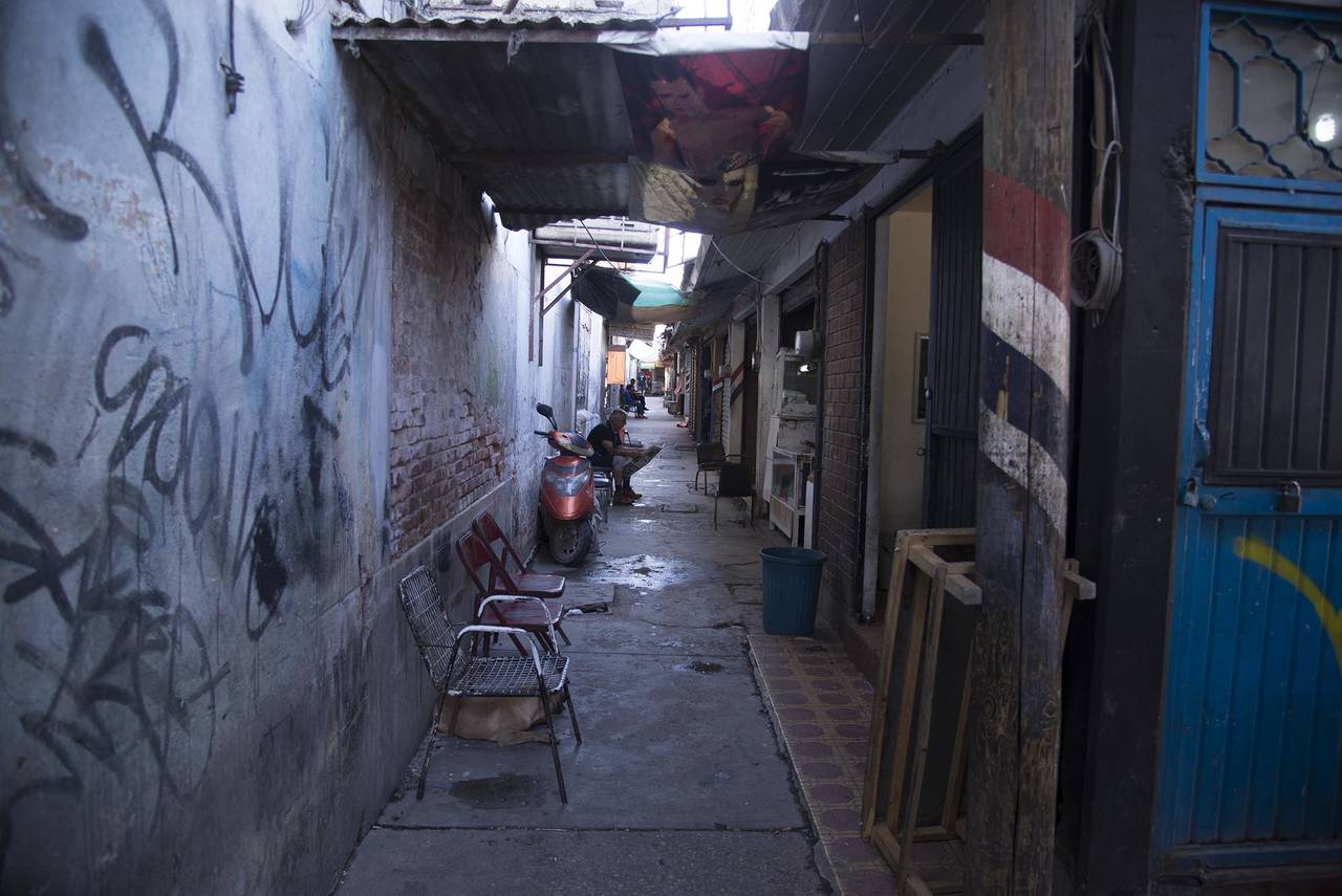 Toda una tradición. En las orillas del Mercado Alianza está el callejón Viesca, sede de las barberías más antiguas de Torreón. (ERNESTO RAMÍREZ Y ARTURO J. ROBLES)