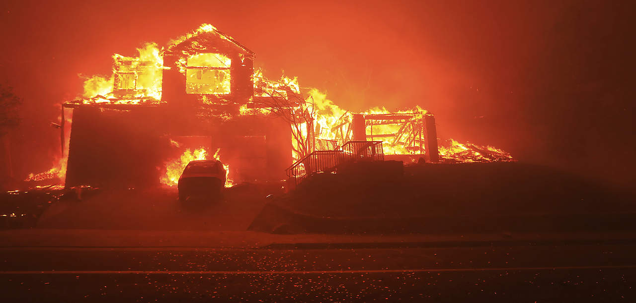 Sin control. El fuego ha consumido casas, autos, bosques y cientos de hectáreas en California. (AP)