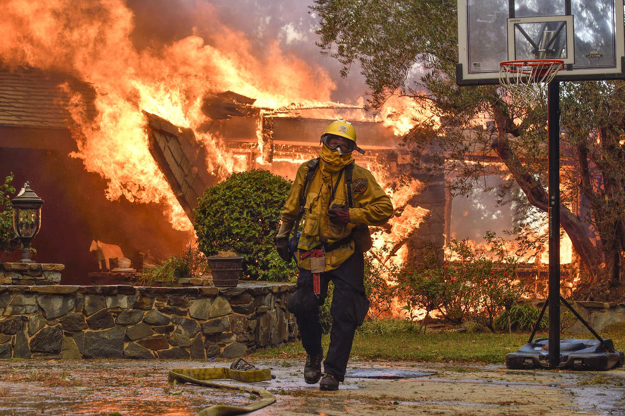 Lucha. Cientos de bomberos tratan de hacer lo posible para apagar el fuego, pero en ocasiones es imposible. (AP)