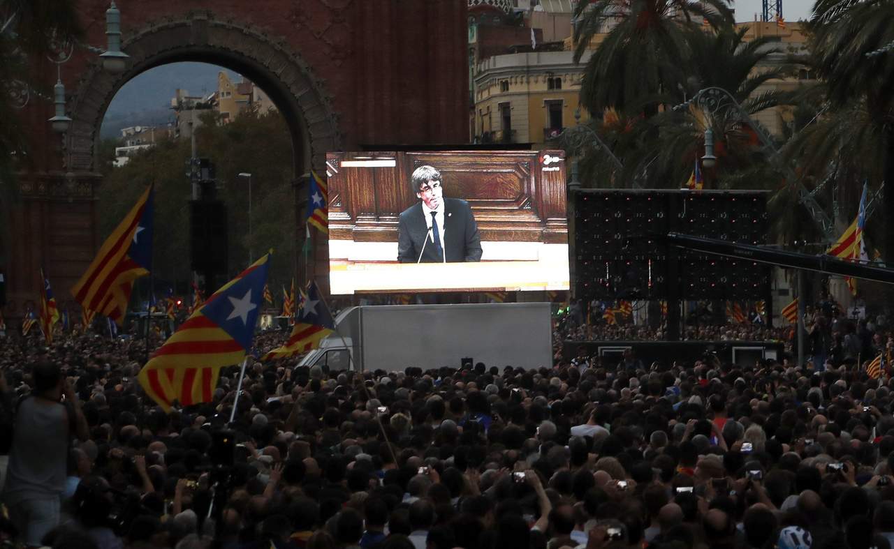 El presidente de Cataluña declaró hoy la independencia de esta región española, aunque suspendió sus efectos durante varias semanas para abrir un proceso de diálogo. (EFE) 
