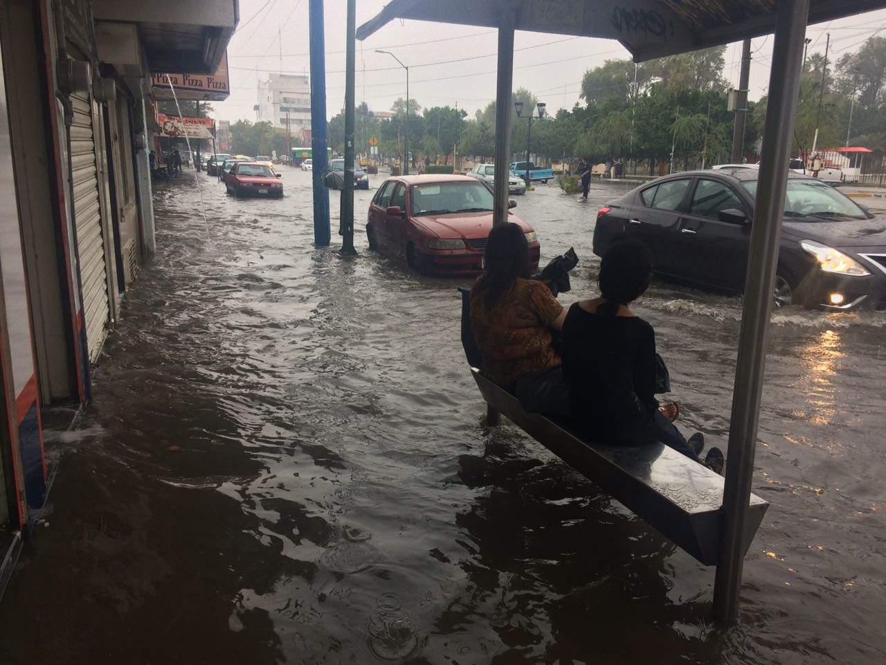La lluvia causó inundaciones en el sector Centro. (ANGÉLICA SANDOVAL) 