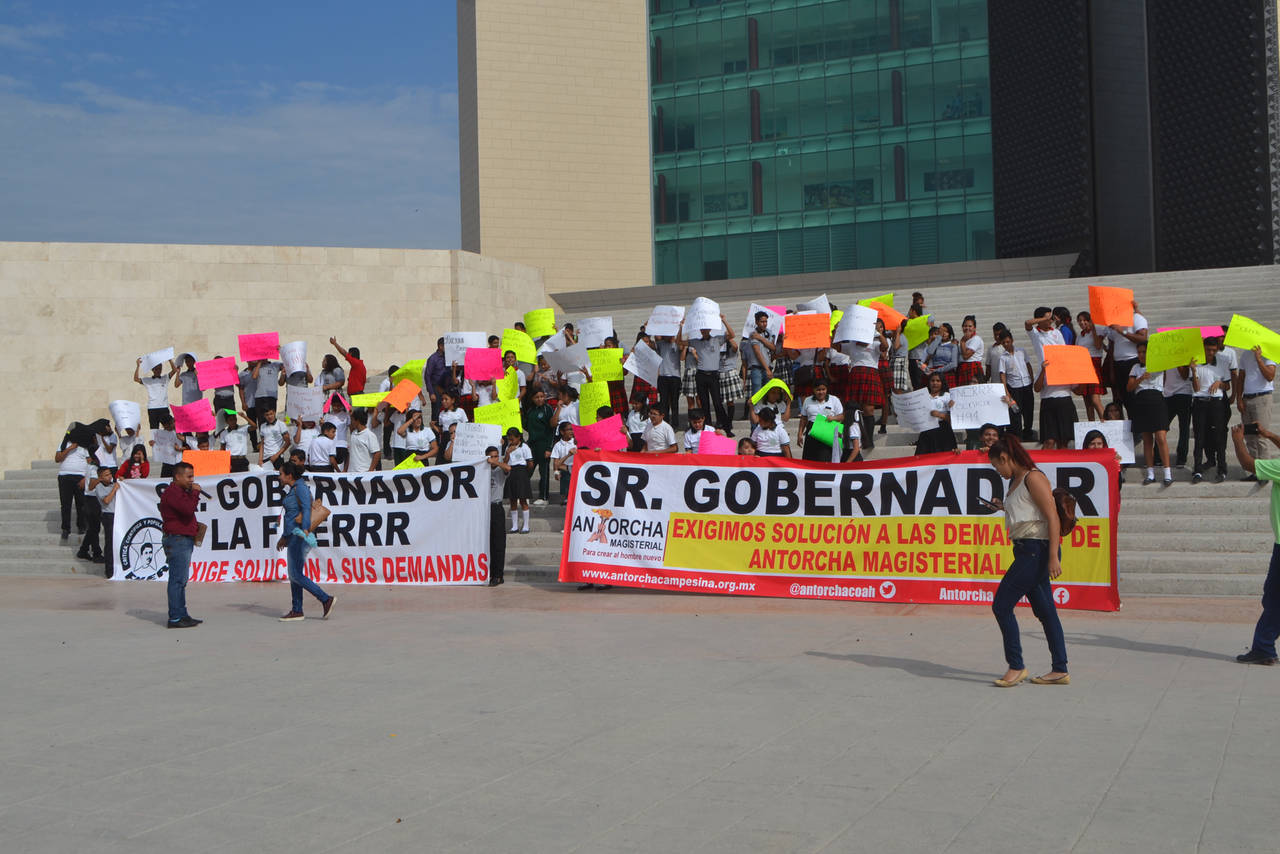 Inconformes. Los jóvenes llegaron con pancartas dirigidas al alcalde Jorge Luis Morán. (ANGÉLICA SANDOVAL)