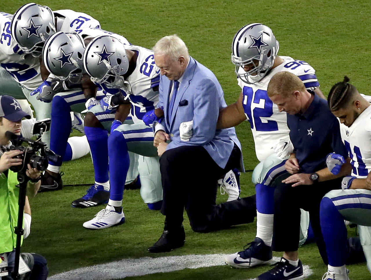 La crisis de las protestas en el himno nacional ha dado un giro completo después que el dueño de los Cowboys ha expresado que dentro de su equipo hay que tener un 'respeto'. Se quejan contra dueño de Cowboys