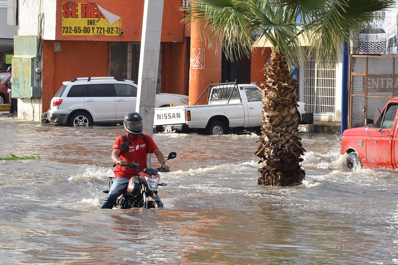Las vialidades de Torreón quedaron inundadas. (FERNANDO COMPEÁN) 