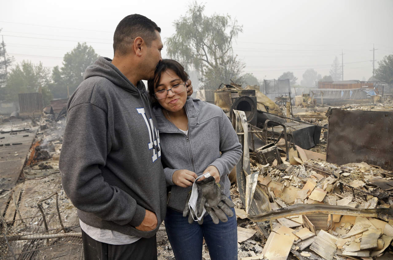 La morada pasó a ser una de las 2,000 viviendas y negocios que quedaron destruidos por la ola de incendios que han matado a por lo menos 17 personas en la región. (AP)