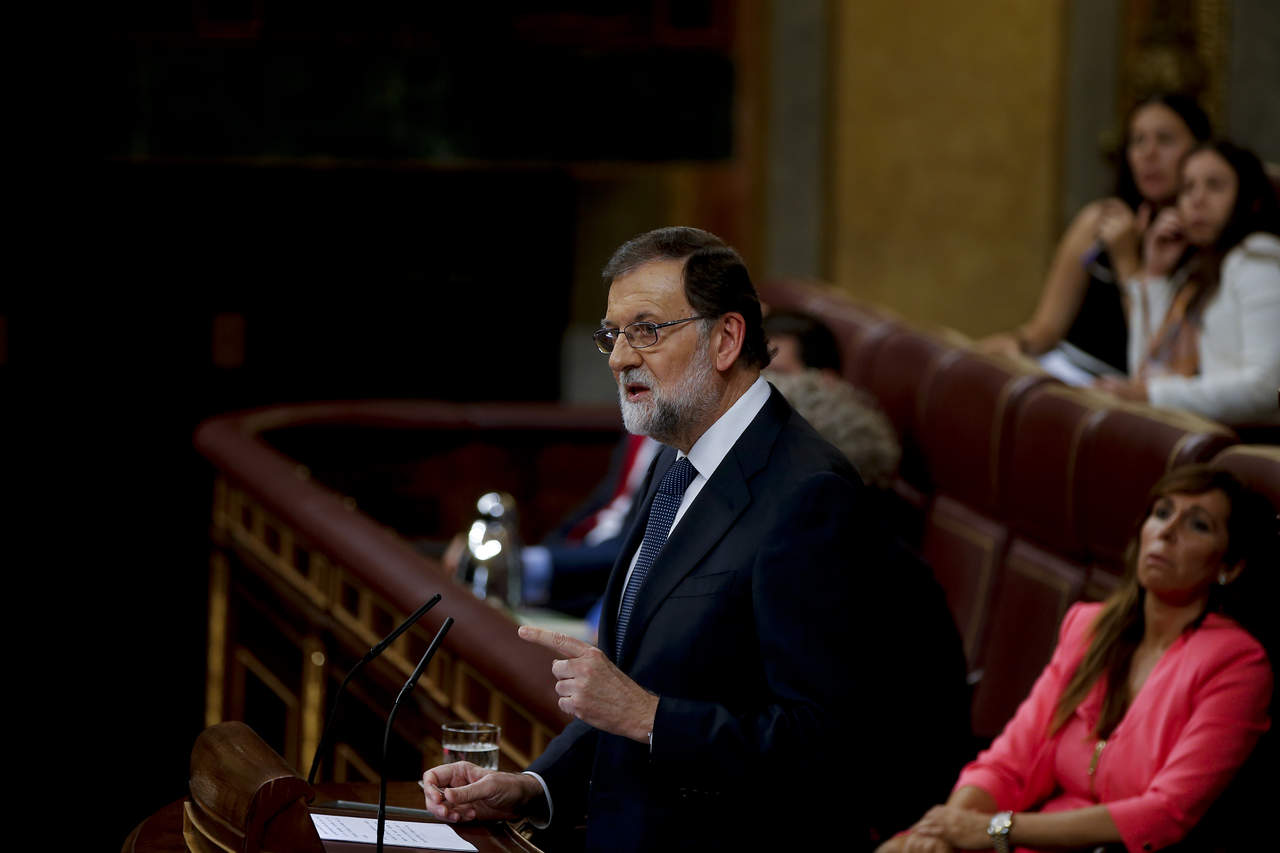 En el requerimiento que el Gobierno español envió hoy al presidente catalán se le da un segundo plazo, hasta el jueves, para que rectifique y evite así la aplicación del artículo 155 de la Constitución española. (AP)