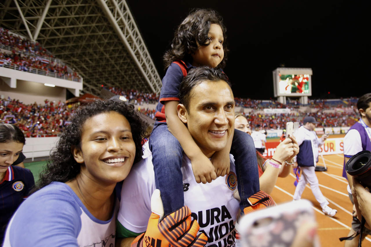 Keylor Navas, que logró con su selección el pase a la fase final de la Copa del Mundo de Rusia 2018, según la Federación Costarricense de Fútbol presentaba 'un desgarro miofascial vasto medial y parte del aductor del muslo derecho'.
