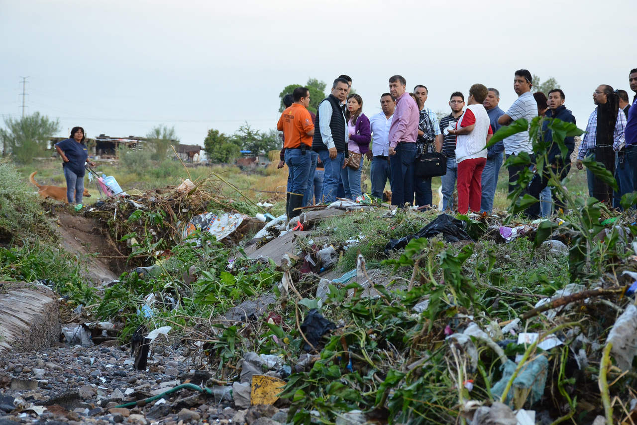 El alcalde declaró en su recorrido por las colonias Victoria y Vista Hermosa que “esas 13 mil colchas, 500 colchonetas, 1 mil 500 paquetes de limpieza para el hogar,300 cajas de despensas y 6 mil productos de limpieza personal, bien nos servirían para apoyar a las personas afectadas por las inundaciones”. (FERNANDO COMPEÁN) 
