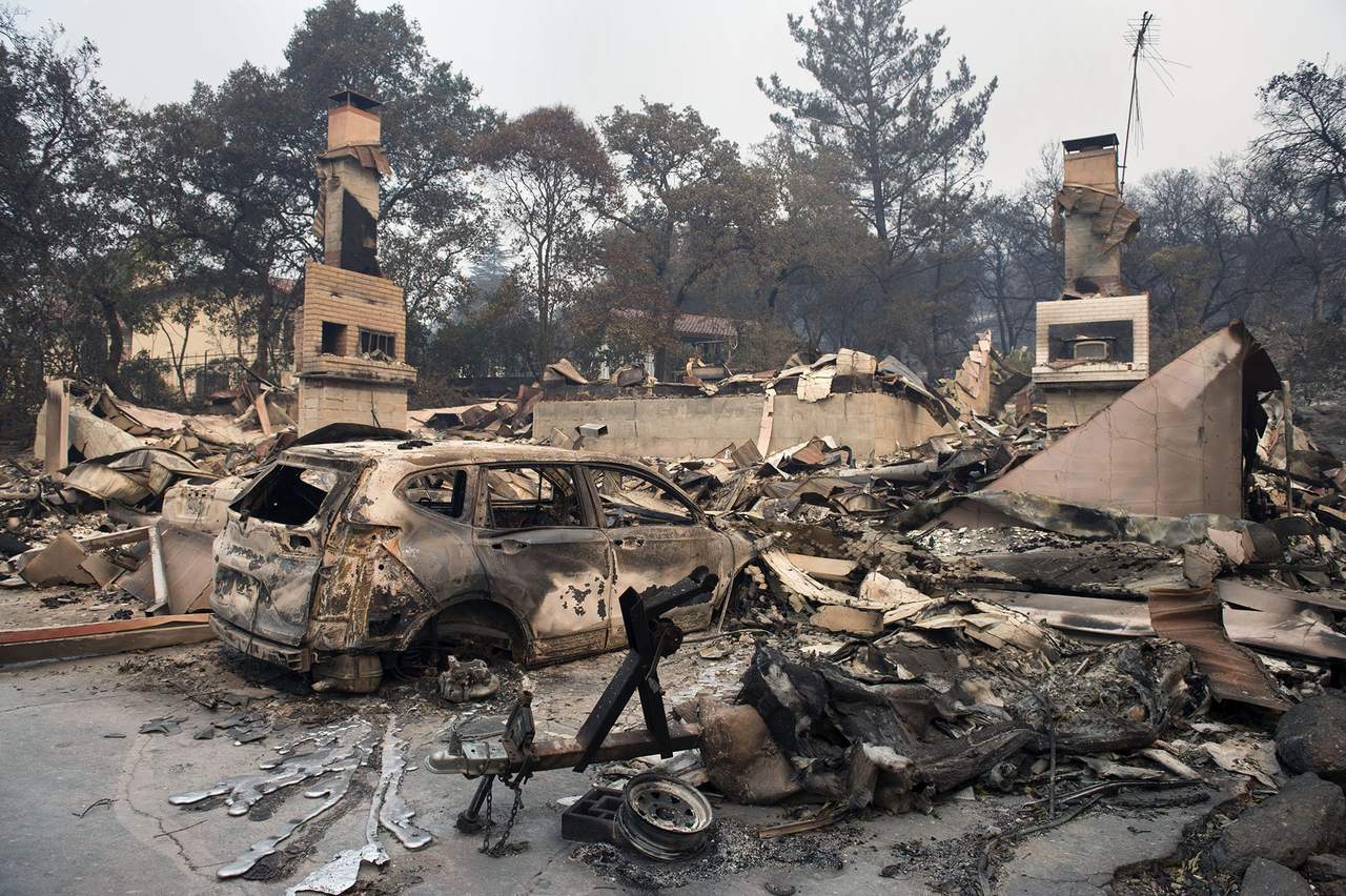 Han dejado al menos 17 muertos y tres mil 500 edificaciones destruidas. (AP)