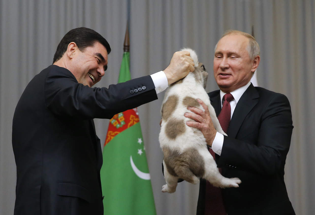 El mandatario ruso acarició al perrito y le dio un beso en la cabeza durante la reunión que los mandatarios mantuvieron en Sochi, un balneario ruso sobre el Mar Negro. (AP)