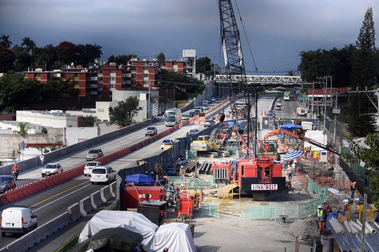 El costo total de la reparación del socavón del Paso Express y la construcción del puente que se está haciendo será, en promedio, de 70 millones de pesos. (ARCHIVO)