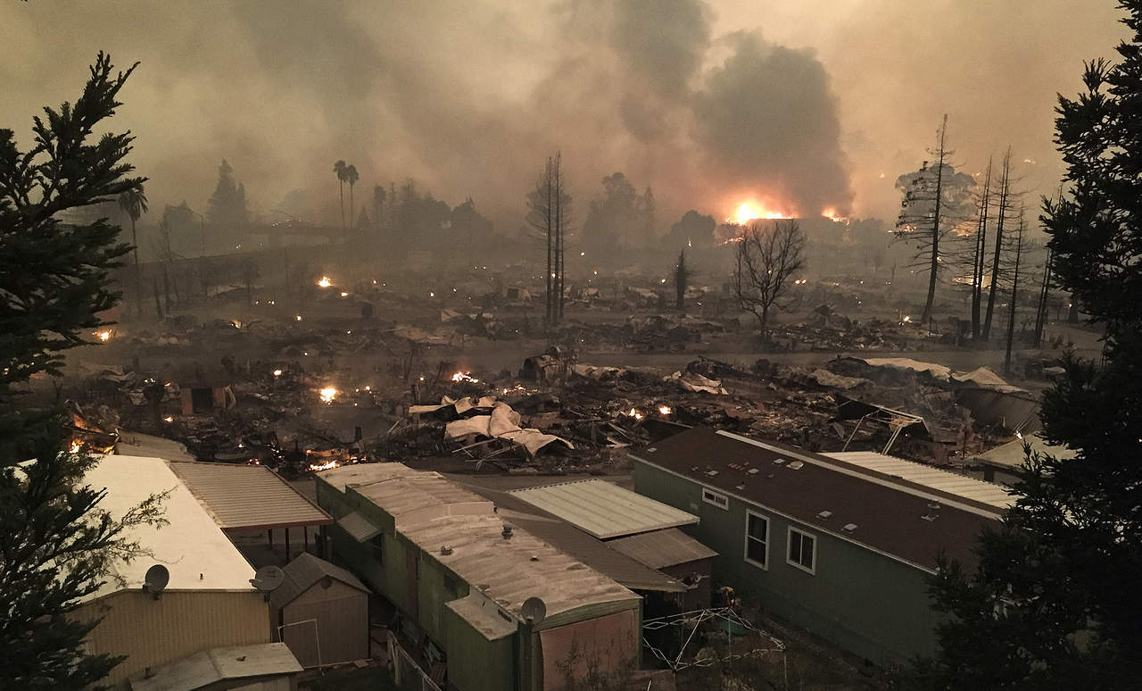 Desde el domingo 8 de octubre, bomberos de locales y de los estados colindantes trabajan en el norte de California para sofocar los incendios, que han provocado varias muertes y han destruido más de dos mil estructuras. (AP)