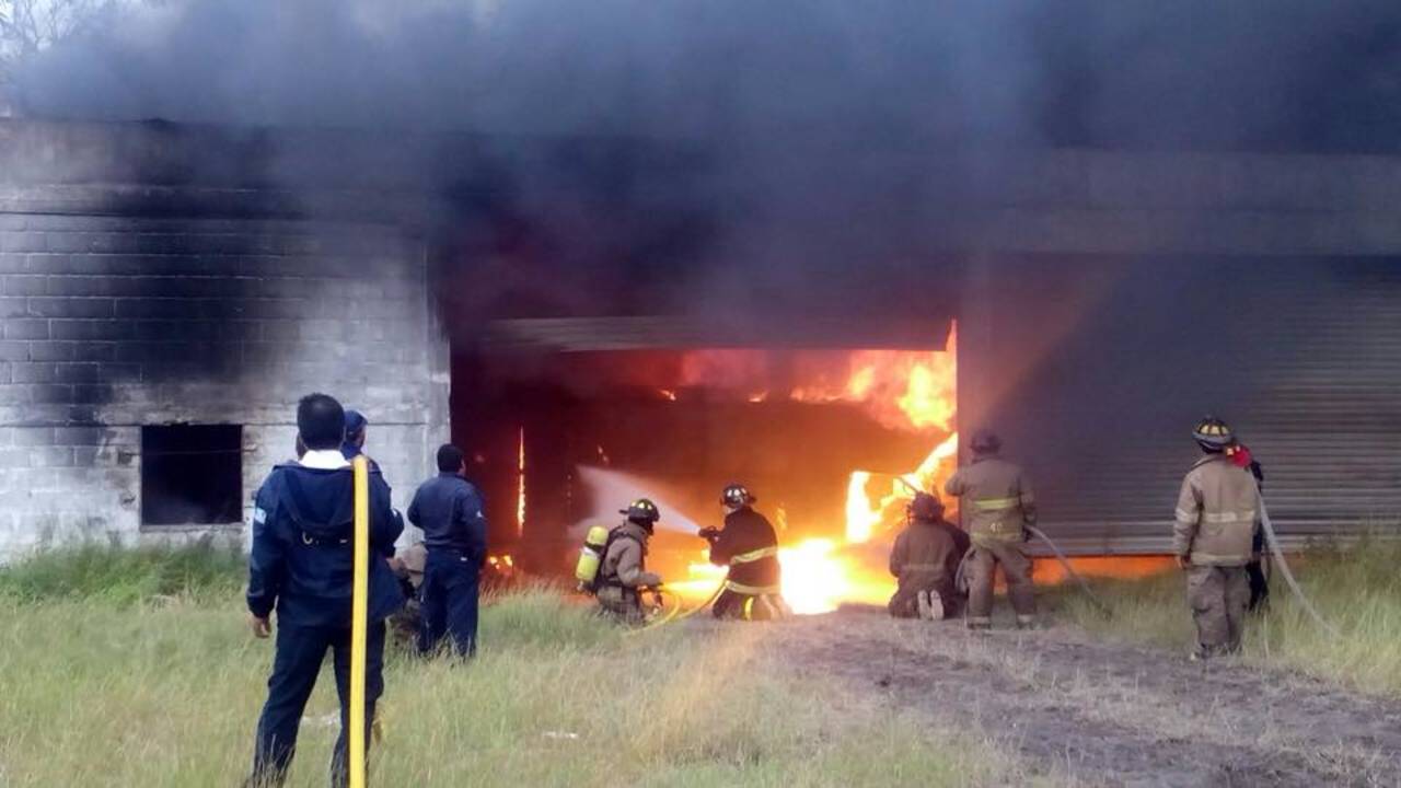 Controlado. Se incendió bodega en Matamoros. En su interior se encontraba un camión cargado de gasolina al parecer clandestina. (TWITTER/@elmananarey)