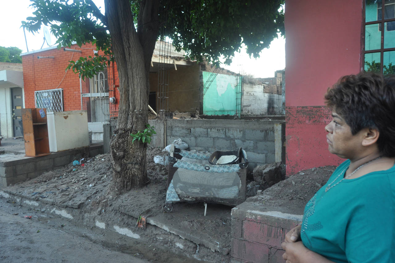 Daños. Doña Bertha observa los daños que la inundación dejó en su vivienda, en la colonia Victoria. (GUADALUPE MIRANDA)