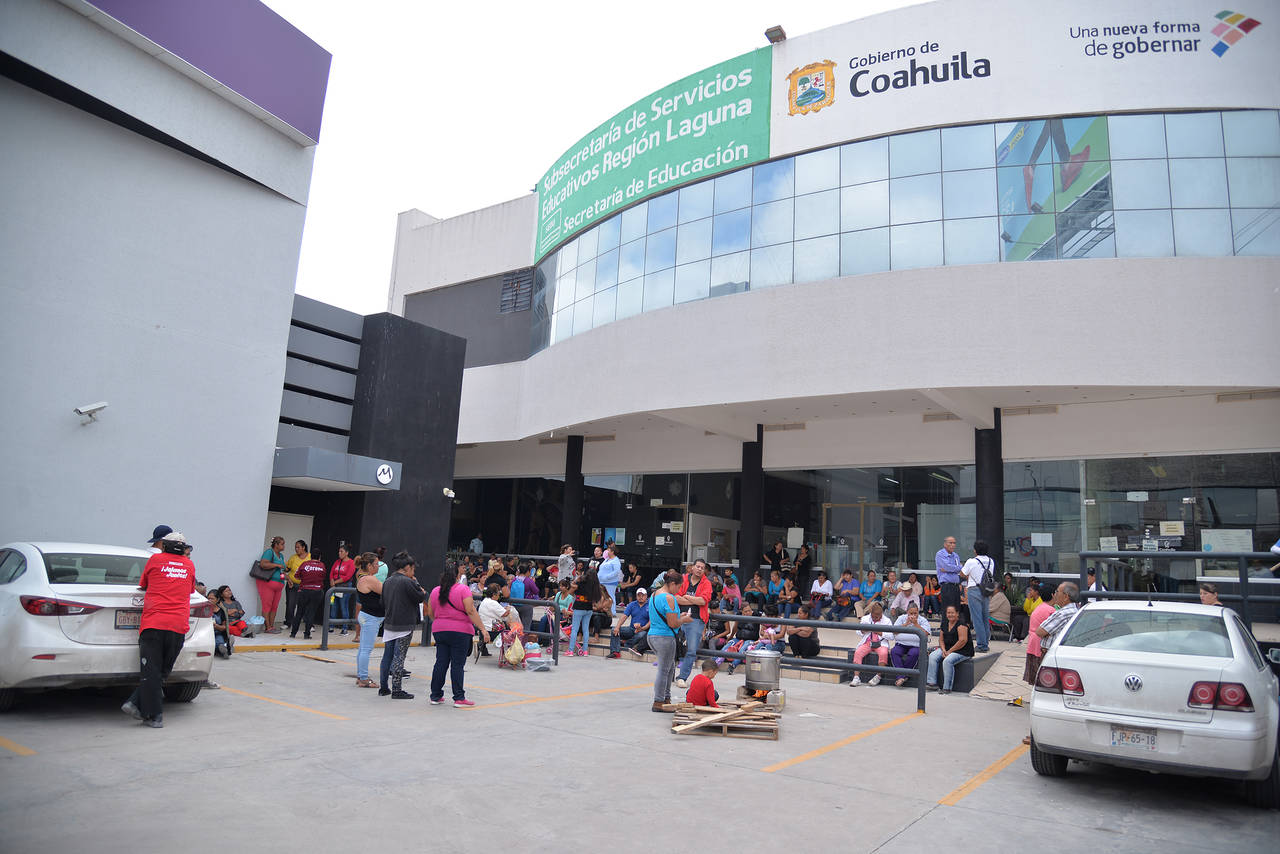 Manifestación. La protesta comenzó en Torreón minutos después de las once de la mañana. (ERNESTO RAMÍREZ)