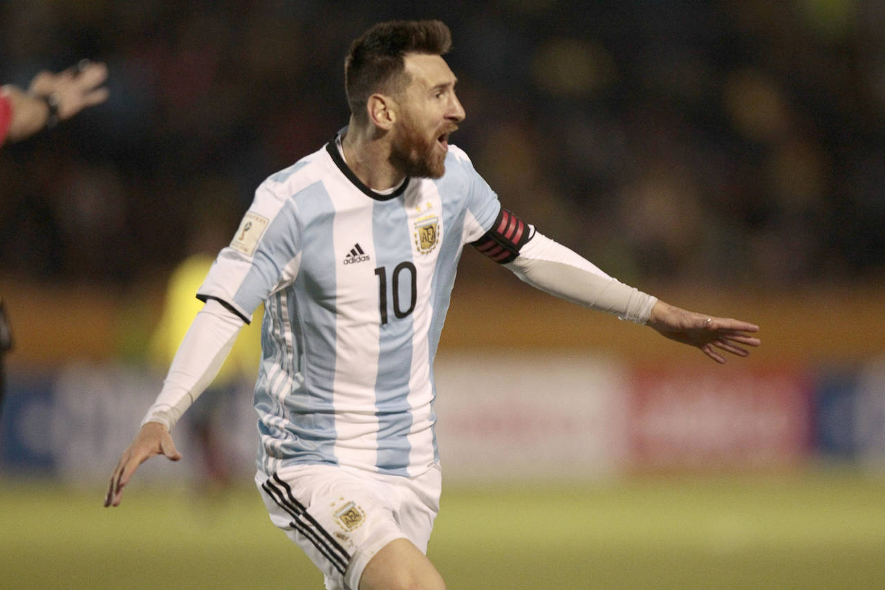 Lionel Messi marcó los tres goles de Argentina en la victoria del martes ante Ecuador. (EFE)