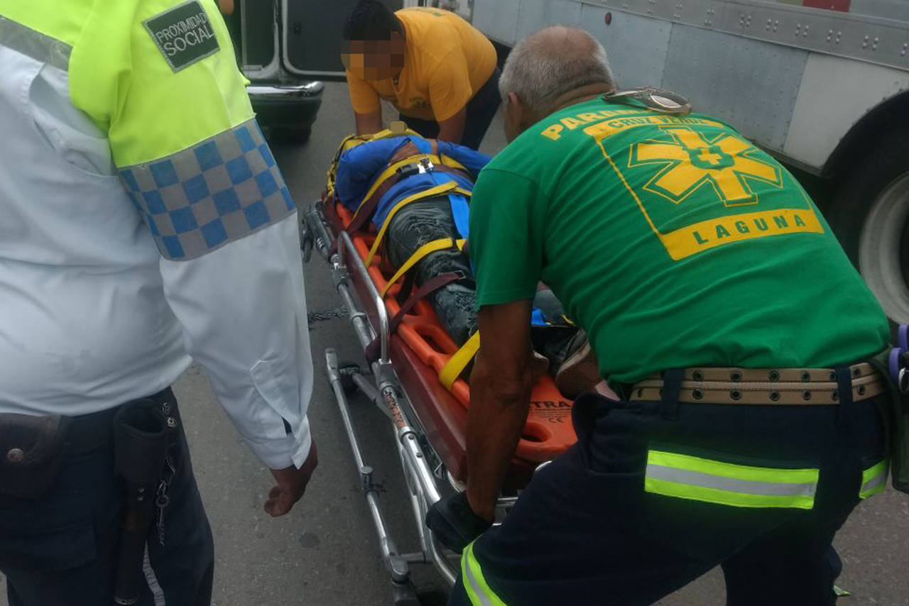 Atención. El ciclista fue atendido por paramédicos de la Cruz Verde de Torreón.