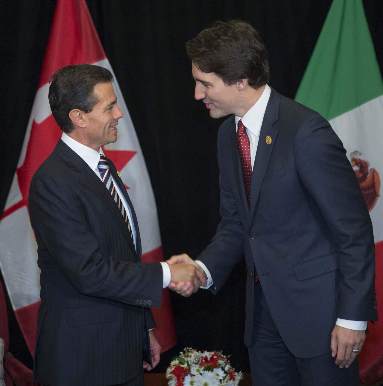 Peña Nieto señaló que Canadá y México 'atraviesan uno de los mejores momentos' de su relación y añadió que están 'presenciando un momento histórico caracterizado por la voluntad de ambos países de fortalecer los lazos y profundizar' su diálogo estratégico. (ARCHIVO) 