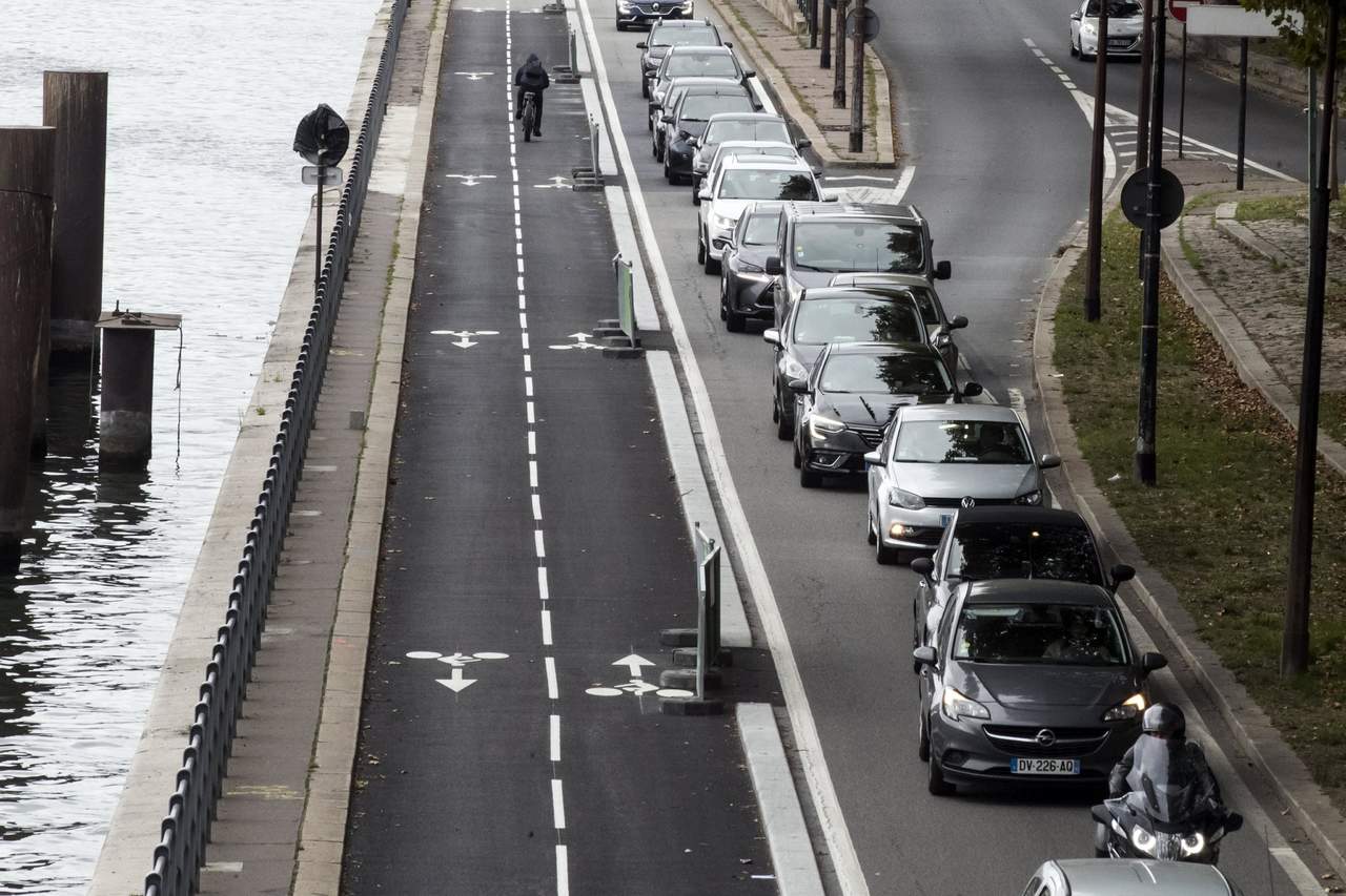 En su iniciativa más reciente para reducir la contaminación del aire, el ayuntamiento de París quiere que los autos a gasolina dejen de circular para 2030. (ARCHIVO)