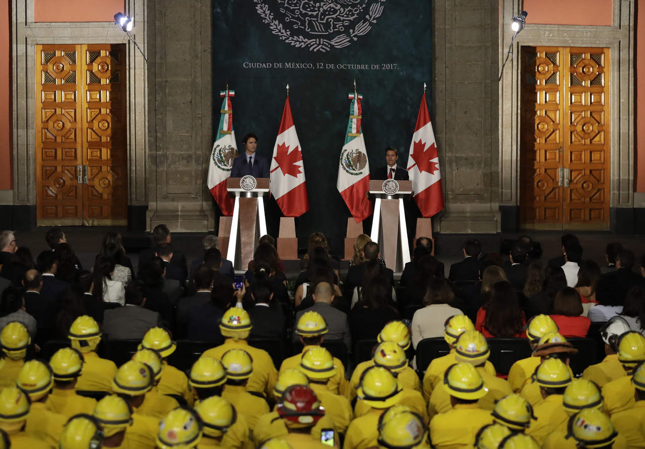 Hoy mismo, resaltó el presidente Peña Nieto, el primer ministro trabajó en el centro de acopio de la Cruz Roja armando despensas. (AP)
