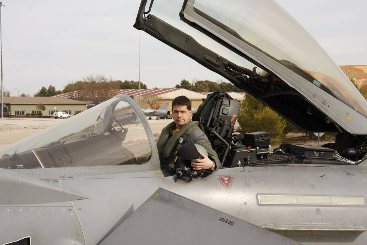 Trágico. El capitán del Ejército del Aire Borja Aybar falleció en un accidente al estrellarse el avión de combate Eurofighter. (EFE)