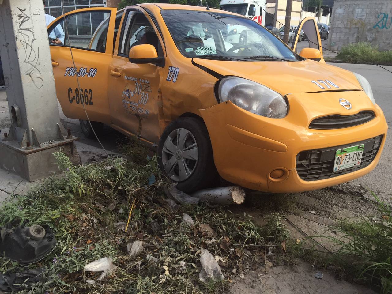 Accidente. La pasajera del taxi resultó policontundida y fue auxiliada por paramédicos de Cruz Roja Torreón. (EL SIGLO DE TORREÓN)