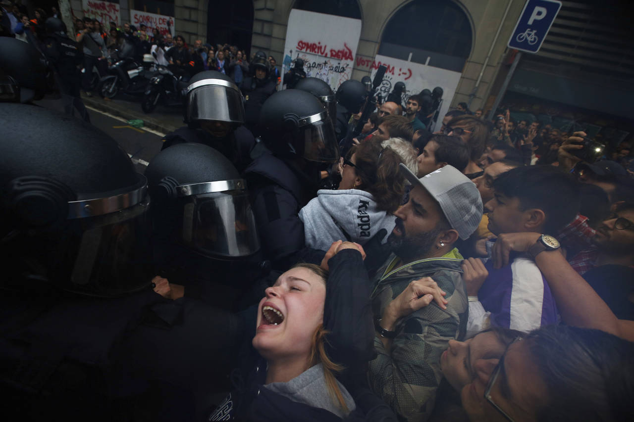 Denuncian a policía española por uso de fuerza excesiva