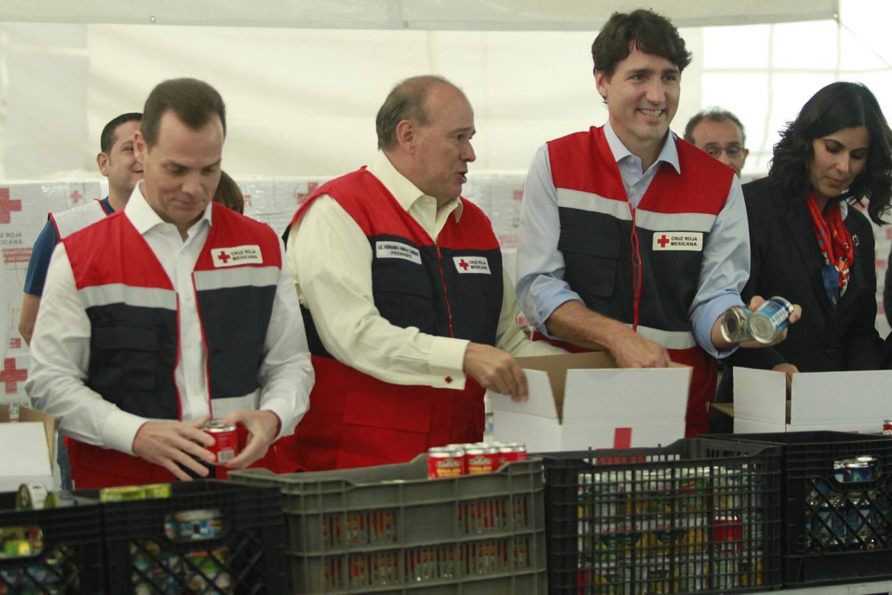 Apoya.  El primer Ministro de Canadá, Justine Trudeau (Der.), visitó el Centro de Acopio de la Cruz Roja Mexicana. (NOTIMEX)