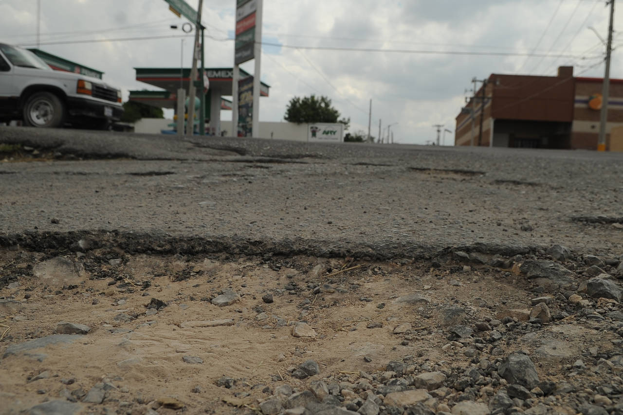Se ve la tierra. En la Calle 5 de Mayo y Francisco Villa, un gran bache está 'desapareciendo' el asfalto.