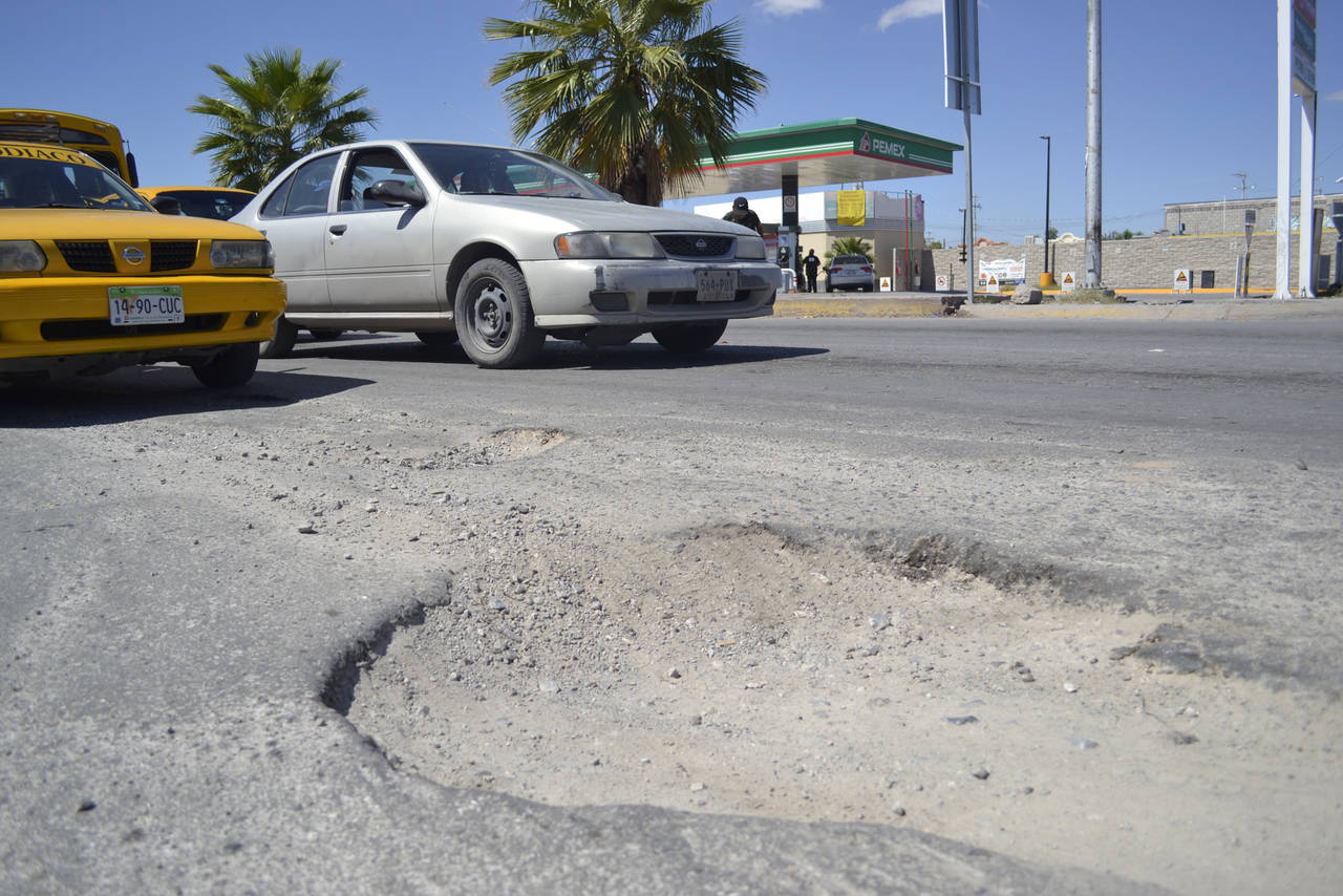 'Zona de guerra'. Uno de los ejemplos de baches en Torreón, es la Juárez. A lo largo de esta transitada y emblemática avenida hay hoyancos, viejos, recientes, grandes y chicos.