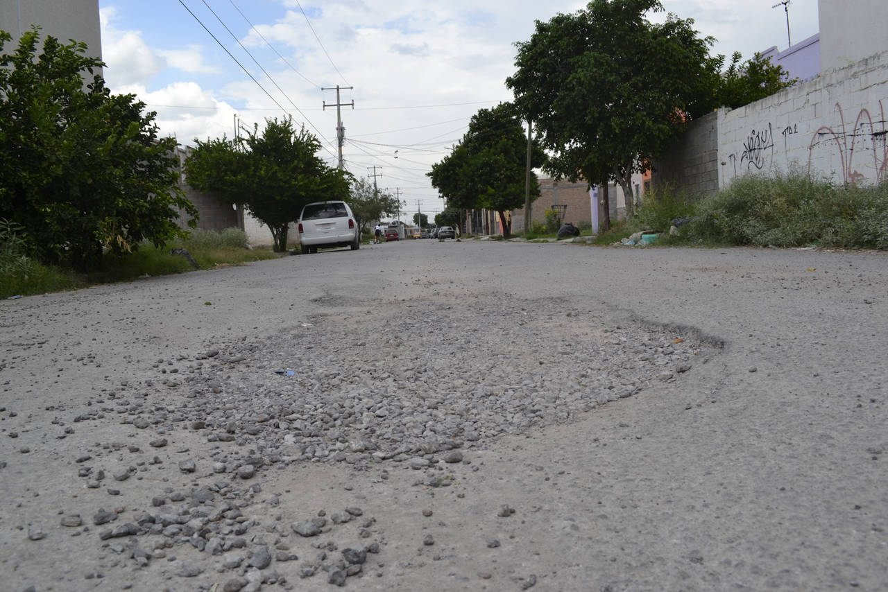 Evidente deterioro. En Residencial del Nazas, de Torreón, el deterioro de la carretera es evidente (foto Sarnoso y Cerro de la Cruz).