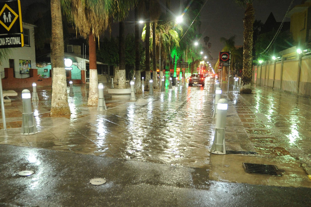 Desagüe. Con las recientes lluvias, el drenaje pluvial del Paseo Morelos permite un desagüe más rápido por su cárcamo. (EL SIGLO DE TORREÓN)