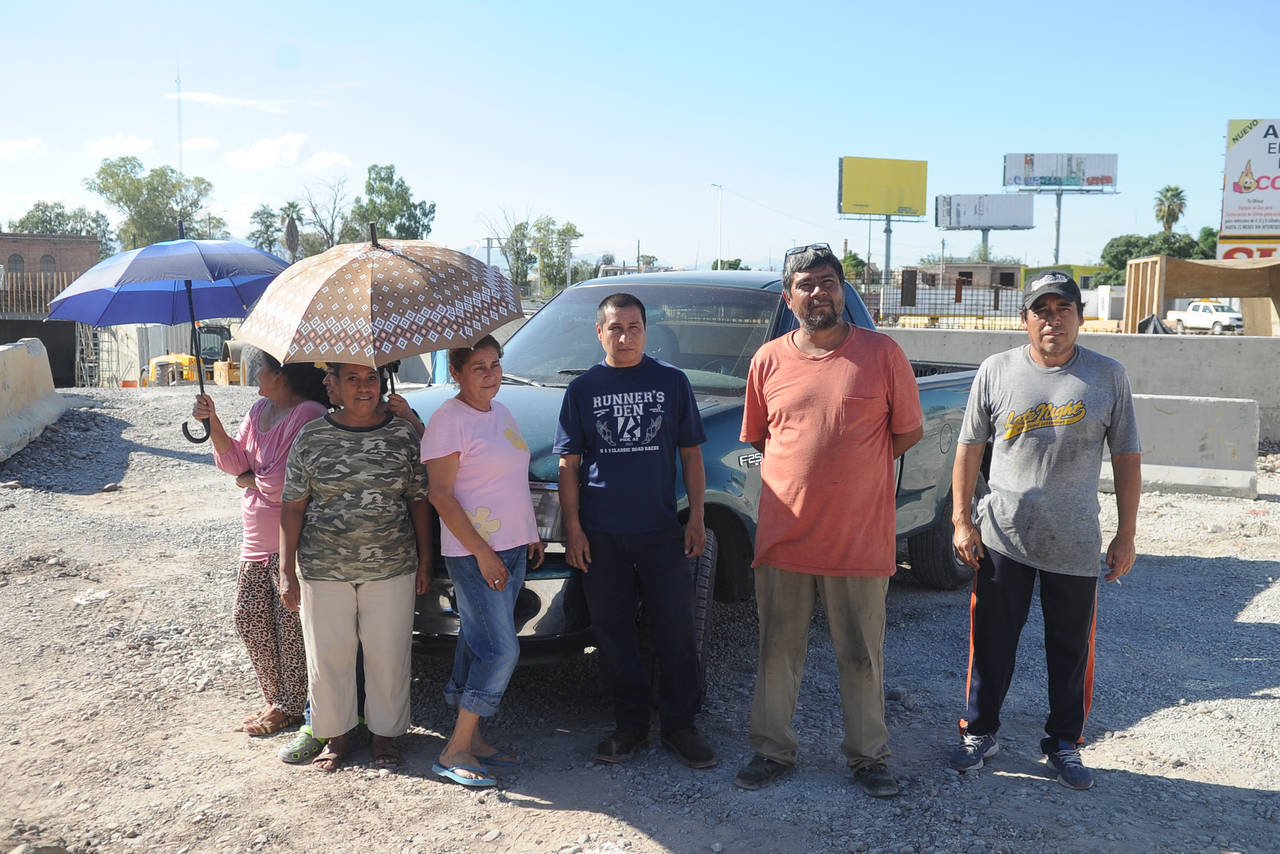 Secos. Un grupo de vecinos de la colonia El Arenal, se manifestó en la obra del Metrobús por la falta de agua. (RAMÓN SOTOMAYOR)
