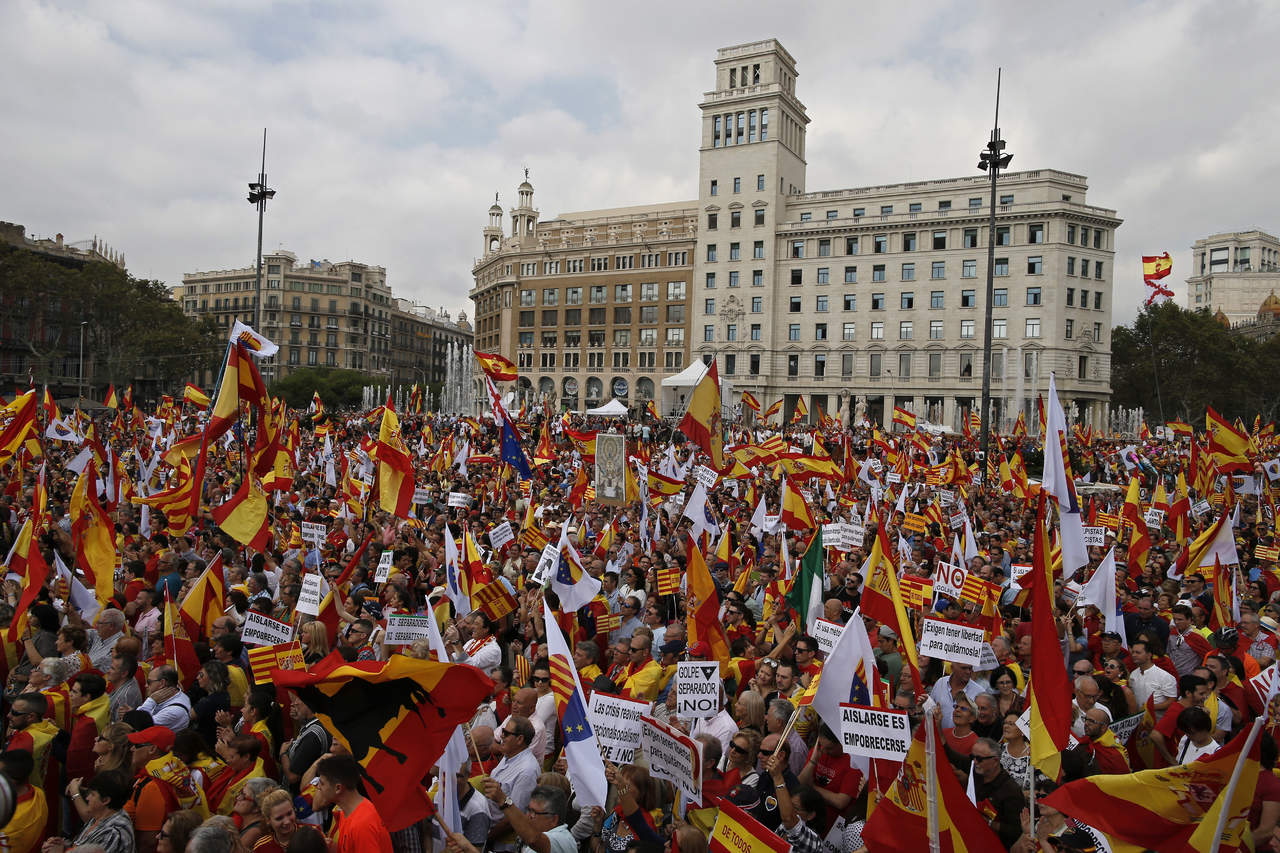 Por España.Miles salieron a las calles de Barcelona para pedir a Puigdemont que ‘rectifique’. (AP)