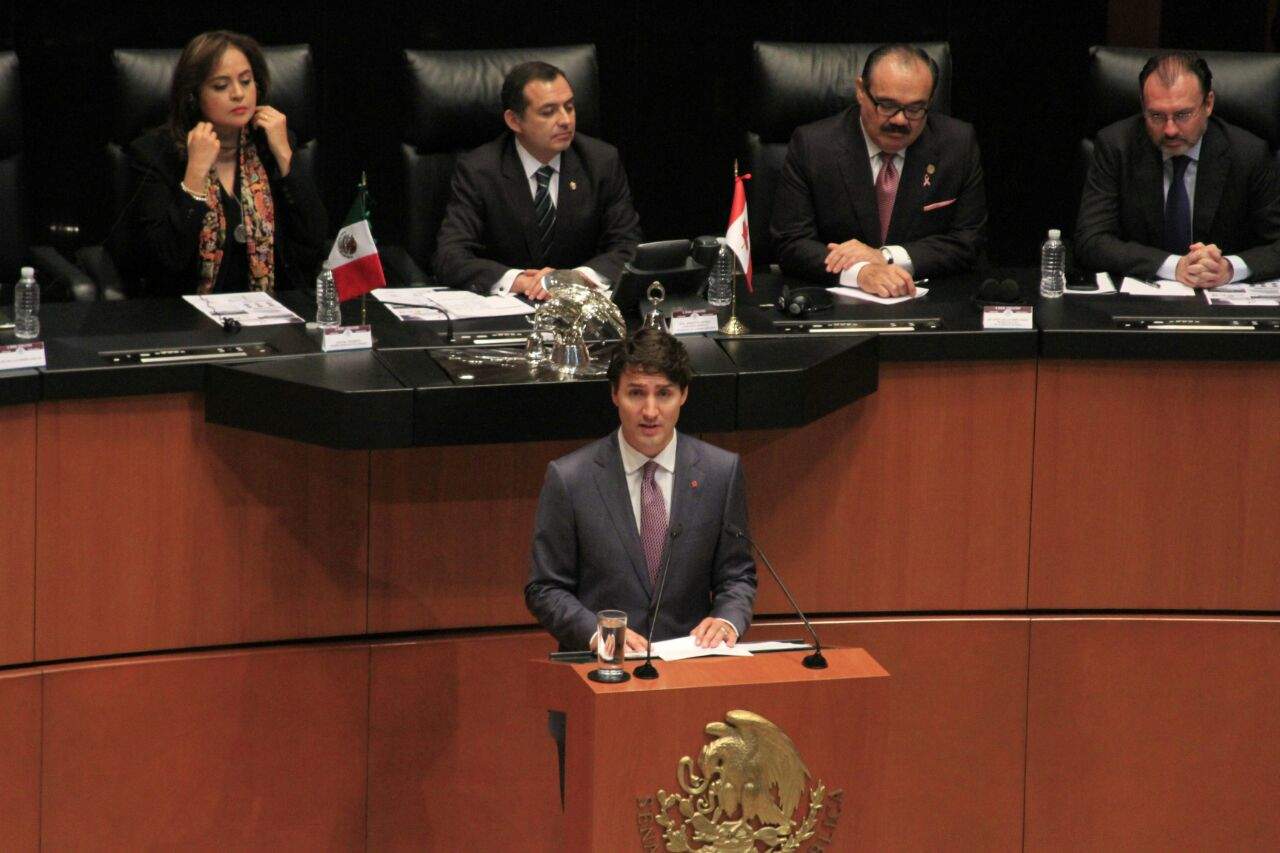 El Primer Ministro de Canadá, Justin Trudeau, dijo ante el pleno del Senado Mexicano que normas laborales justas y progresistas son la manera de asegurarnos que se modernice el TLCAN. (TWITTER)