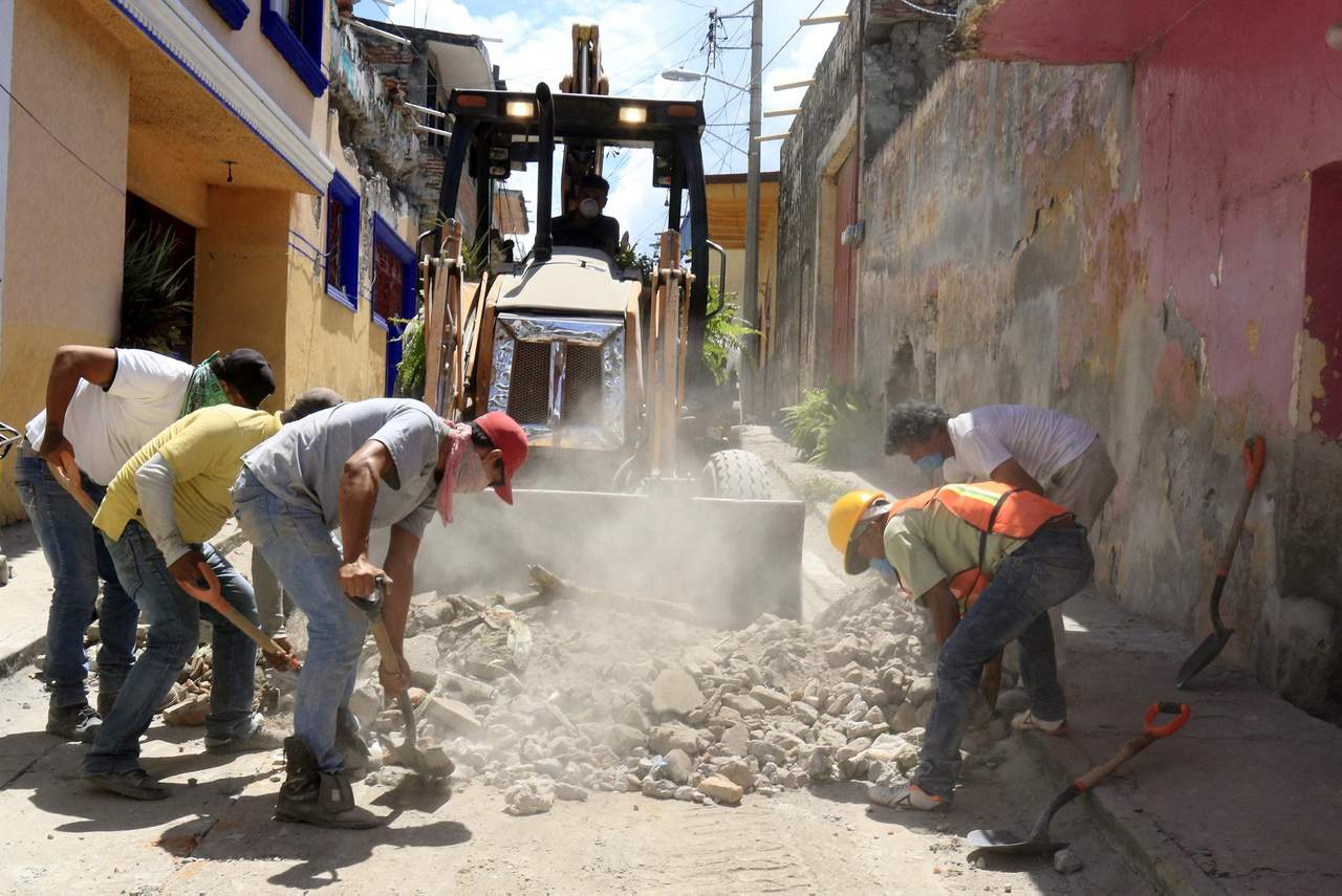'Llevamos cuatro días demoliendo… se siente gacho por el pueblo, porque medio pueblo quedó devastado', relata habitante de Chietla, Puebla. (ARCHIVO)