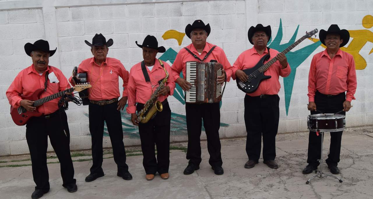 Grupo norteño de los jubilados de la D-IV-7 de Tlahualilo, Durango, bajo la dirección
del Profesor Ismael Sosa del Río.