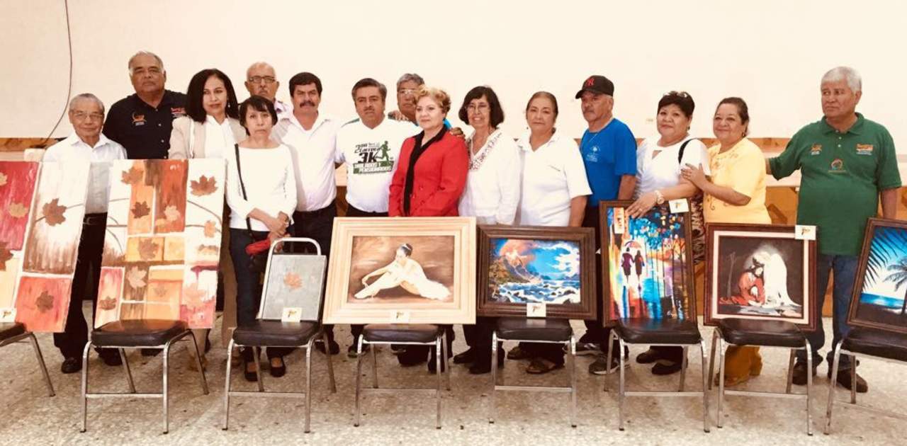 Jubilados de Torreón, Coahuila, presentaron diversas pinturas bajo la dirección de Guillermina
Pérez de León.