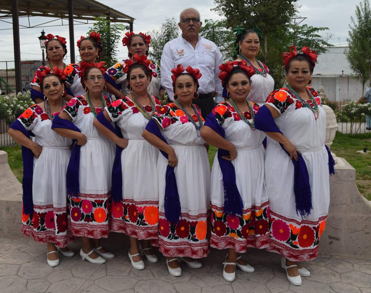 Grupo de danza regional de los jubilados de la Delegación
D-IV-5, a cargo de Macrino Jáquez Villarreal, de Francisco
I. Madero, Coahuila.