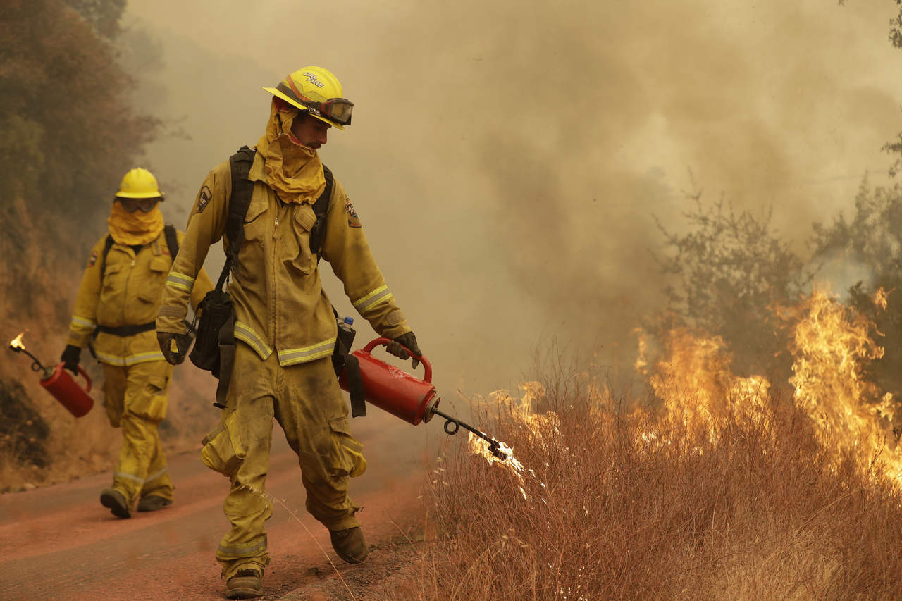 Este es el caso del fuego Nuns, que aglutina a varios incendios previos, que en total ha destruido casi 18,000 hectáreas en el condado de Sonoma y que, por ahora, solo está contenido en un 5%. (AP)