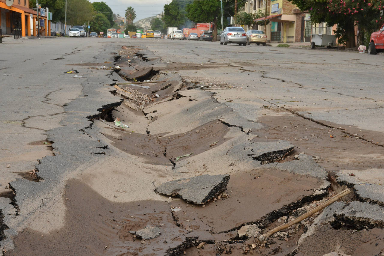 Destrozado. Se agudizó el daño en el pavimento como resultado de las recientes lluvias. Se requiere pavimentar, ya no bachear, varios sectores de la ciudad, según el SIMV. (FERNANDO COMPEÁN)