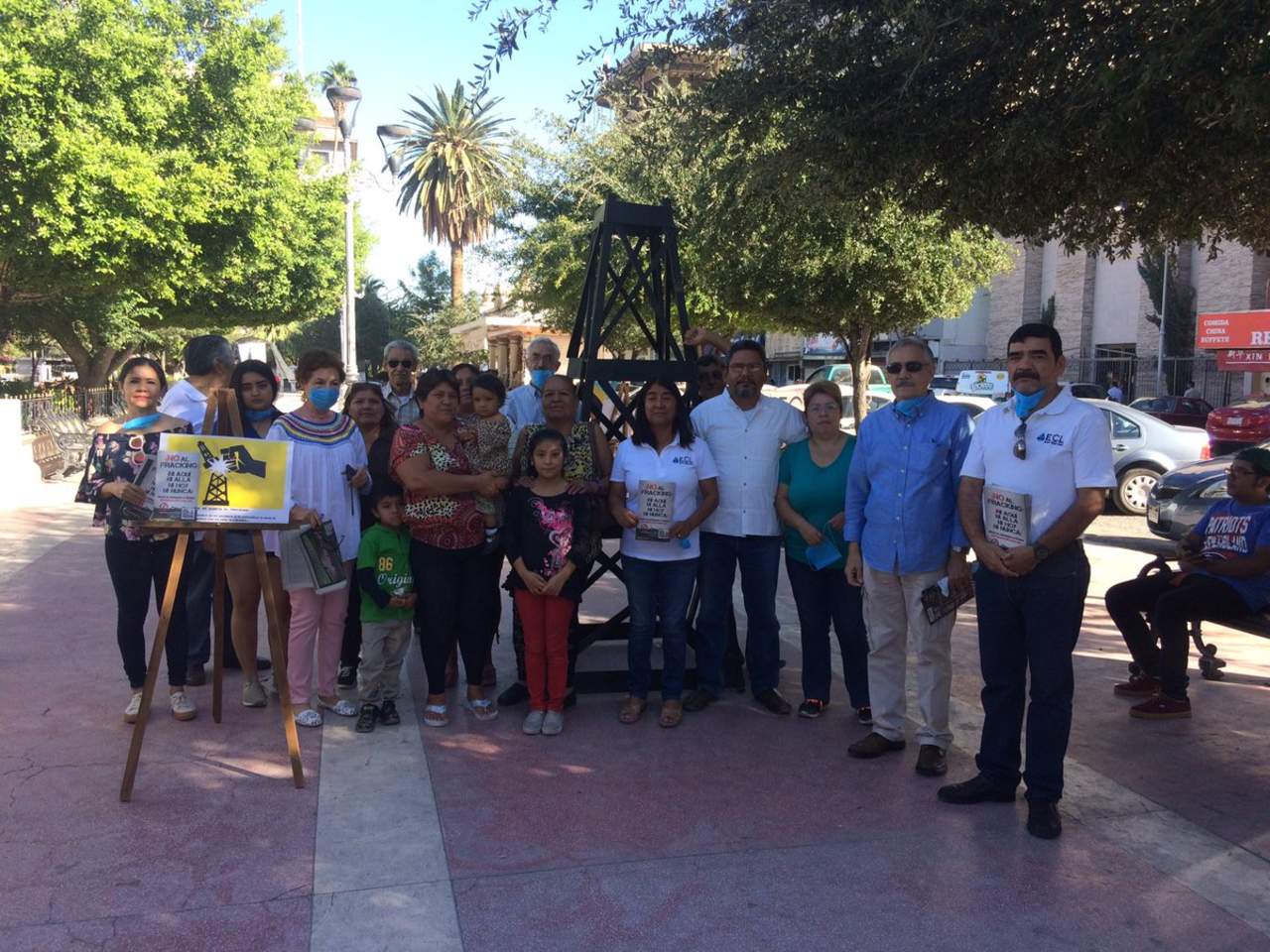 En esta actividad, que arrancó desde las 9 de la mañana en la Plaza de Armas de Torreón, los ambientalistas repartieron trípticos informativos a los ciudadanos a fin de concientizarlos acerca de este tema. (ANGÉLICA SANDOVAL)
