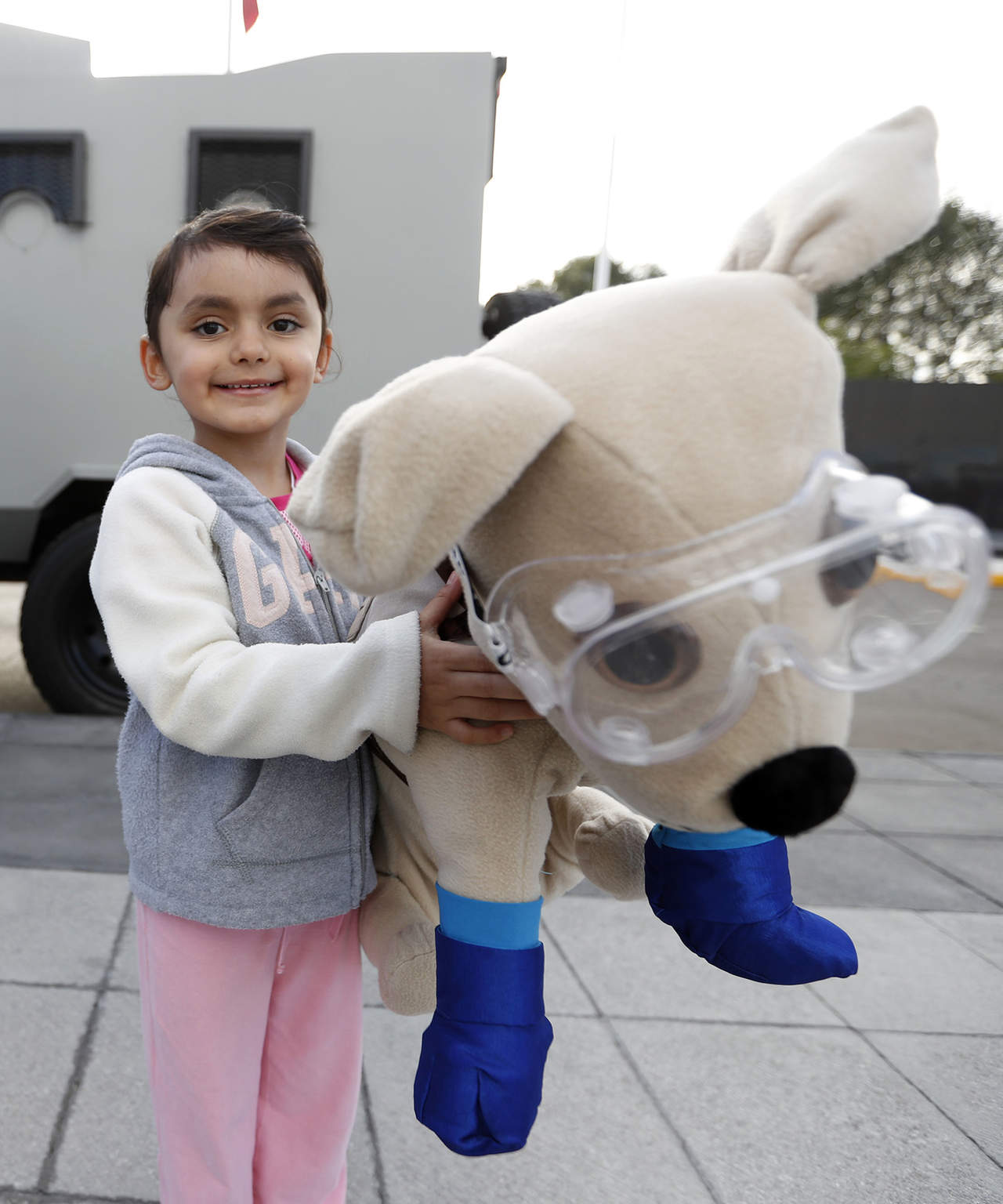 Perrita rescatista. Daniela del Moral, de 5 años, quien elaboró su propio muñeco de Frida, la perrita rescatista. (ARCHIVO) 
