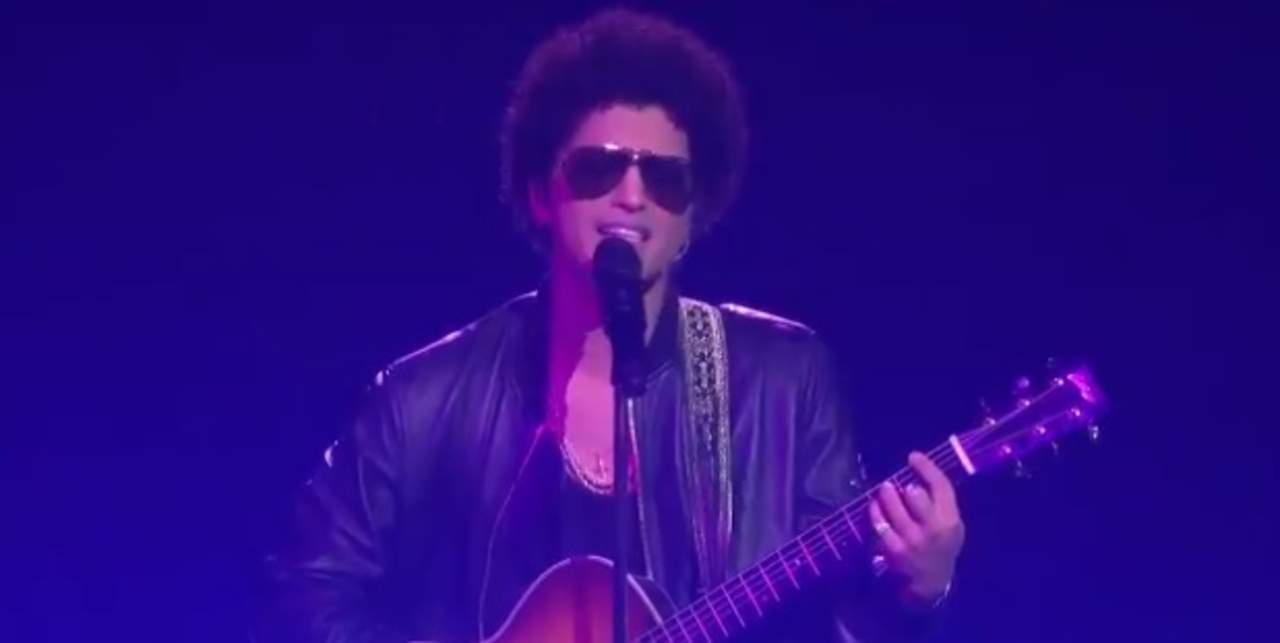 Bruno sorprendió al interpretar su éxito Just The Way Yoy Are en español. (ESPECIAL) 