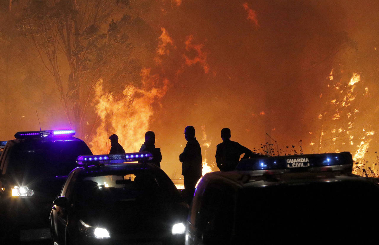 Complicado. Los equipos de extinción trabajan para acabar con las llamas en otros muchos lugares de Galicia. (EFE)